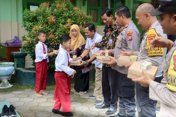 Dukung Generasi Cerdas, Polres Pacitan Bagikan Makanan Bergizi Gratis untuk Pelajar Sekolah Dasar